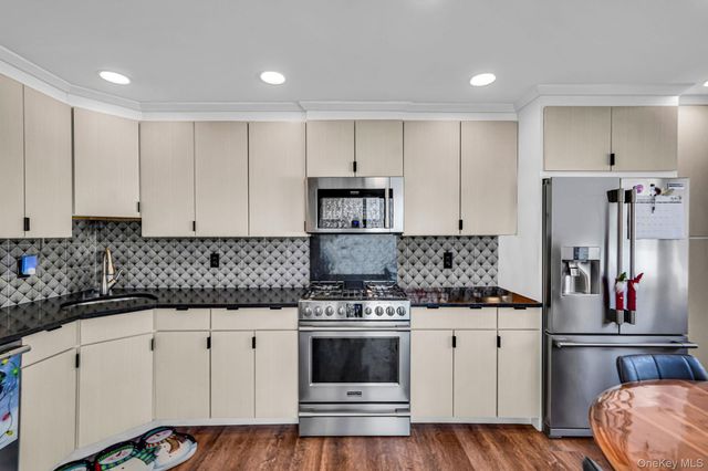 386 33rd Street, Lindenhurst, NY 11757