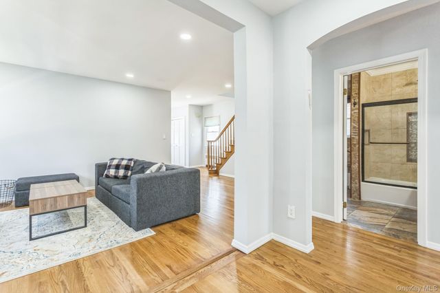 55 West Avenue, Lawrence, NY 11559