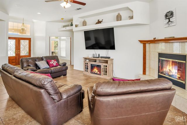 2441 Ollie Court, Bakersfield, CA 93314