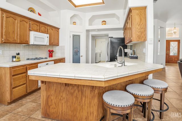 2441 Ollie Court, Bakersfield, CA 93314