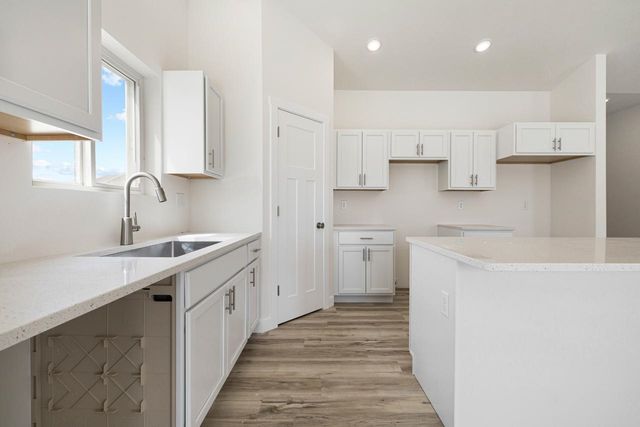 2708 21st St NW, Minot, ND 58703