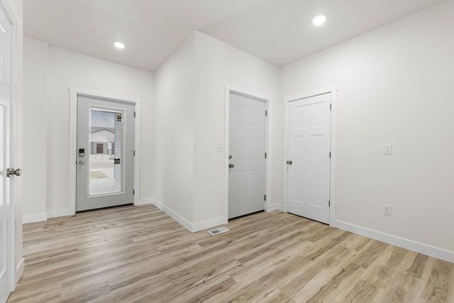 2708 21st St NW, Minot, ND 58703