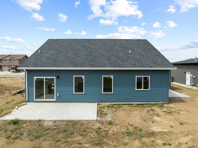 2708 21st St NW, Minot, ND 58703