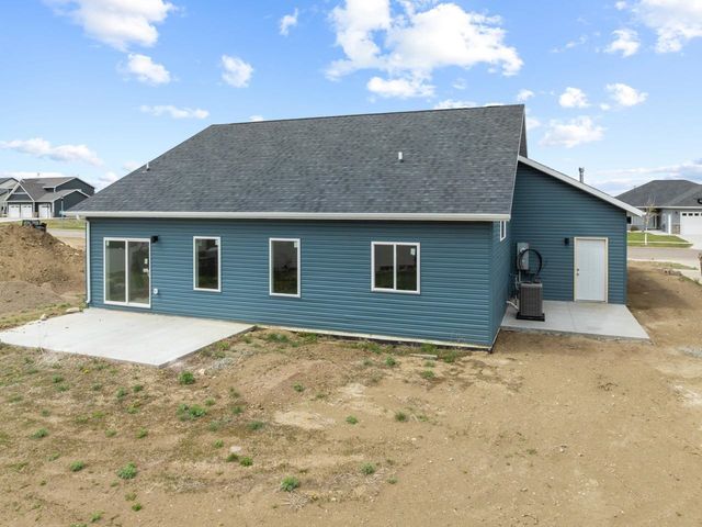 2708 21st St NW, Minot, ND 58703