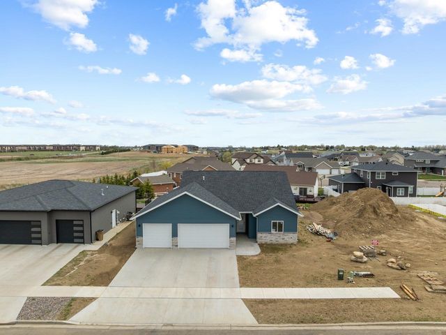 2708 21st St NW, Minot, ND 58703