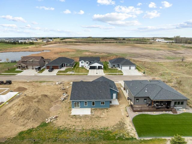 2708 21st St NW, Minot, ND 58703