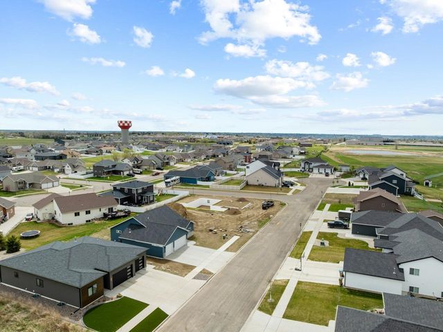 2708 21st St NW, Minot, ND 58703