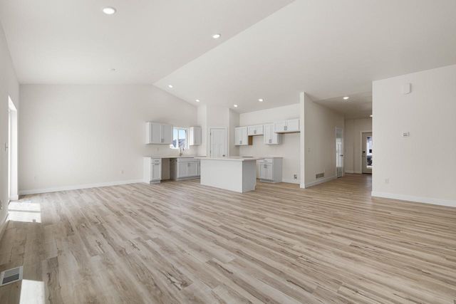 2708 21st St NW, Minot, ND 58703