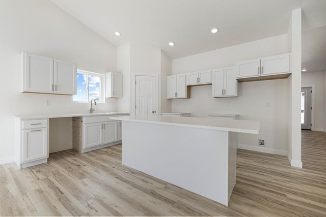 2708 21st St NW, Minot, ND 58703