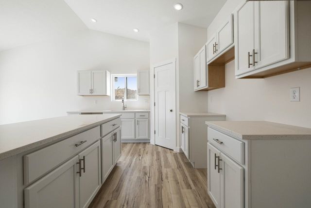 2708 21st St NW, Minot, ND 58703