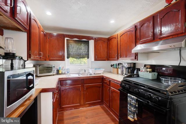 7 E MAIN ST, Windsor, PA 17366
