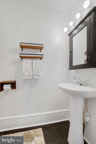 7 E MAIN ST, Windsor, PA 17366