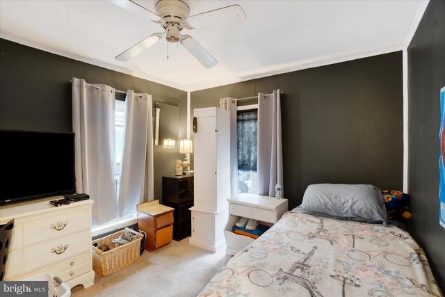7 E MAIN ST, Windsor, PA 17366