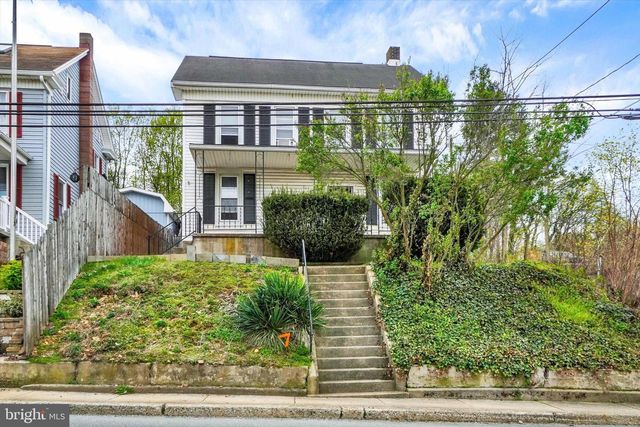 7 E MAIN ST, Windsor, PA 17366