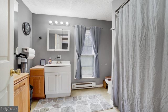 7 E MAIN ST, Windsor, PA 17366