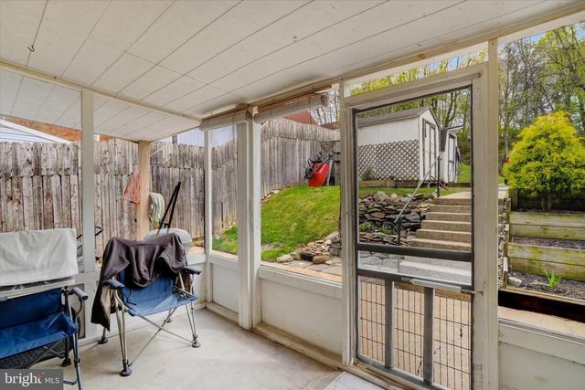 7 E MAIN ST, Windsor, PA 17366