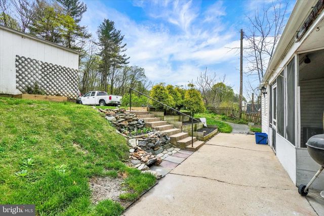 7 E MAIN ST, Windsor, PA 17366