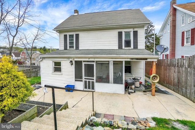 7 E MAIN ST, Windsor, PA 17366