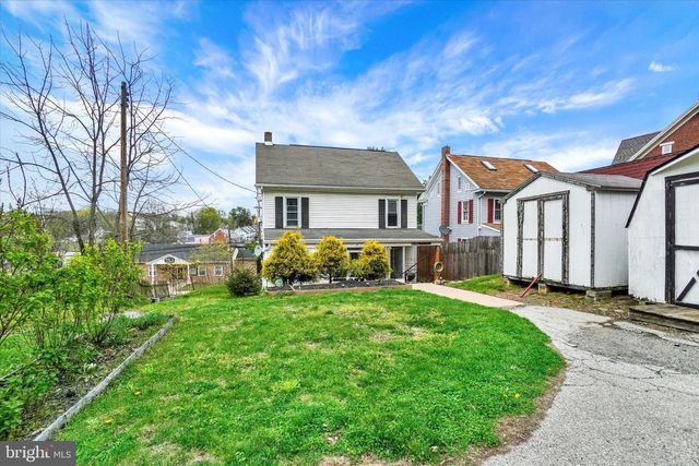 7 E MAIN ST, Windsor, PA 17366
