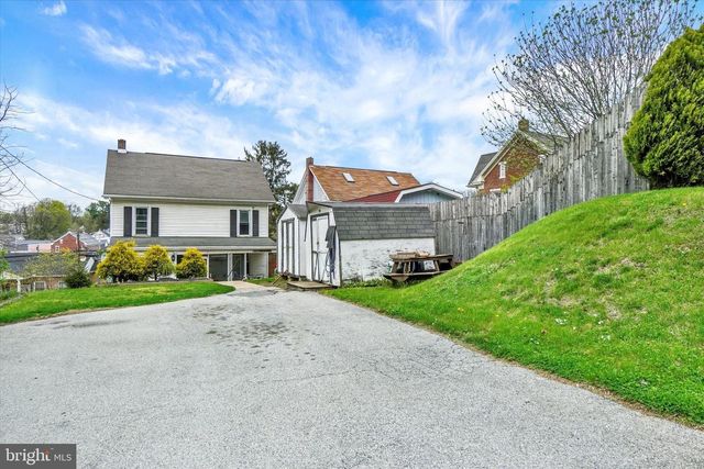 7 E MAIN ST, Windsor, PA 17366