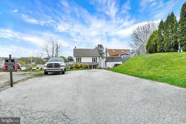 7 E MAIN ST, Windsor, PA 17366