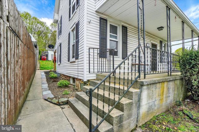 7 E MAIN ST, Windsor, PA 17366