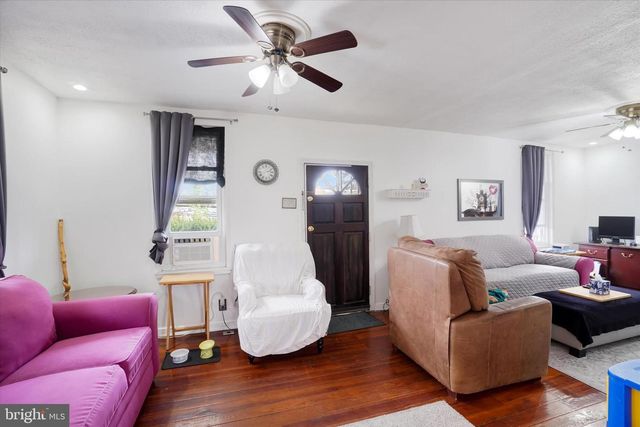 7 E MAIN ST, Windsor, PA 17366