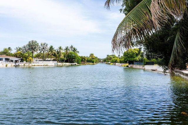 5711 SW 64th Avenue, South Miami, FL 33143