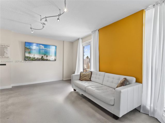 7600 Collins Ave 412, Miami Beach, FL 33141