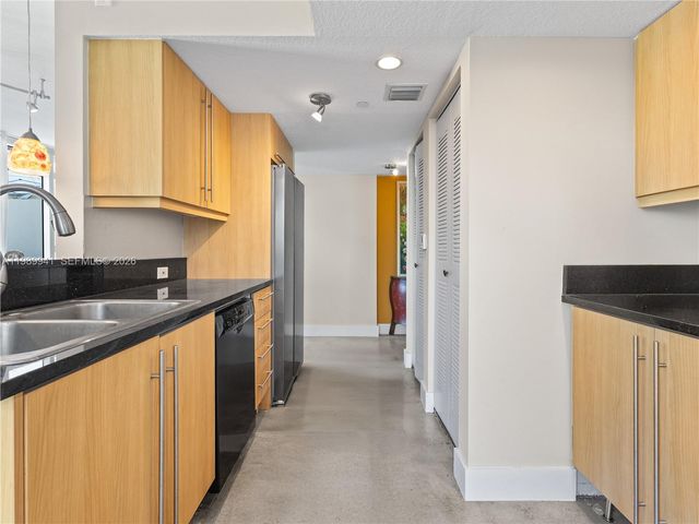 7600 Collins Ave 412, Miami Beach, FL 33141