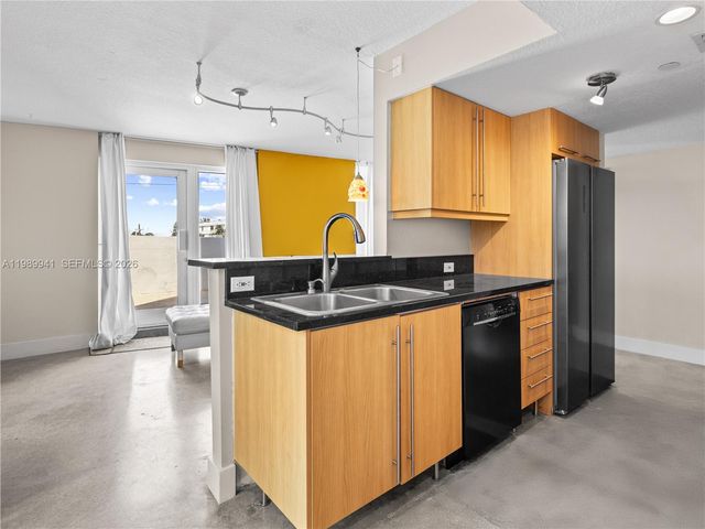 7600 Collins Ave 412, Miami Beach, FL 33141