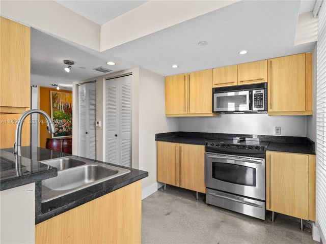 7600 Collins Ave 412, Miami Beach, FL 33141