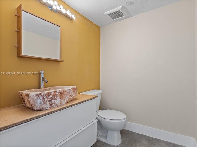 7600 Collins Ave 412, Miami Beach, FL 33141