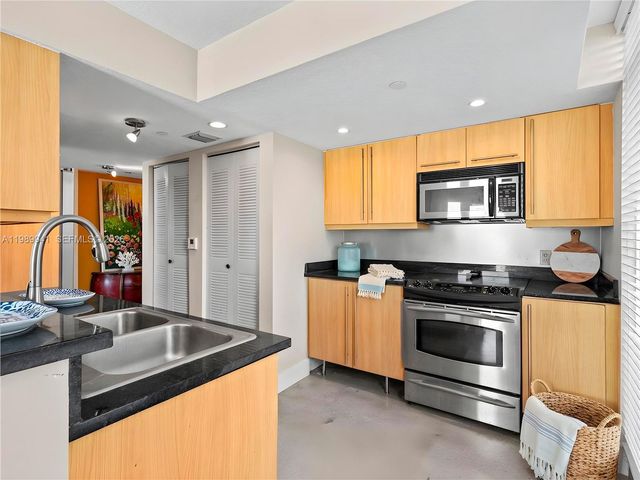 7600 Collins Ave 412, Miami Beach, FL 33141