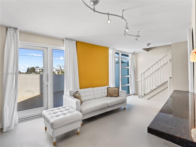 7600 Collins Ave 412, Miami Beach, FL 33141