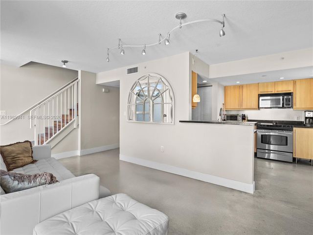 7600 Collins Ave 412, Miami Beach, FL 33141