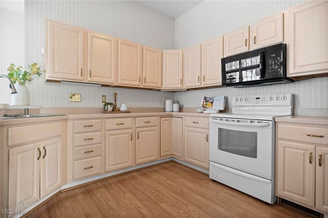 25 Golf View Lane, North Olmsted, OH 44070