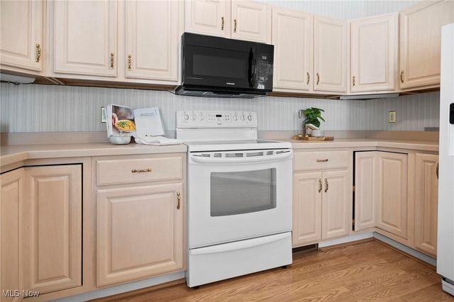 25 Golf View Lane, North Olmsted, OH 44070