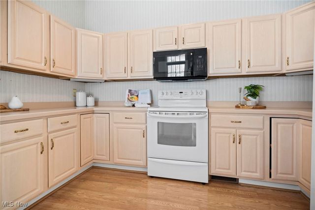 25 Golf View Lane, North Olmsted, OH 44070