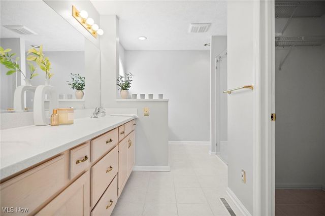 25 Golf View Lane, North Olmsted, OH 44070