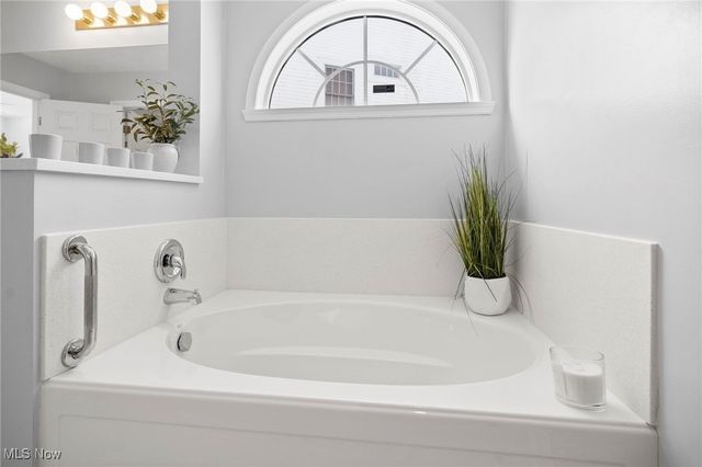 25 Golf View Lane, North Olmsted, OH 44070