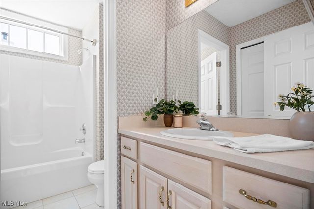 25 Golf View Lane, North Olmsted, OH 44070