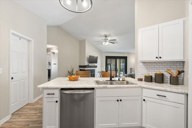 706 PARK DE VILLE PL, Columbia, MO 65203