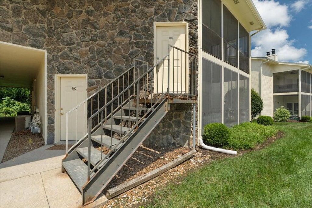 706 PARK DE VILLE PL, Columbia, MO 65203