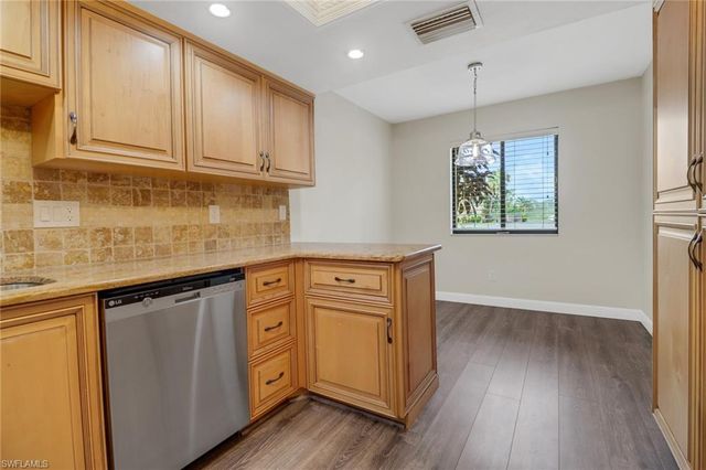 7115 Lakeridge CT 110, Fort Myers, FL 33907
