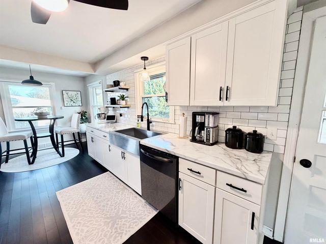 326 W KNOLL CREST Drive, Peoria, IL 61614