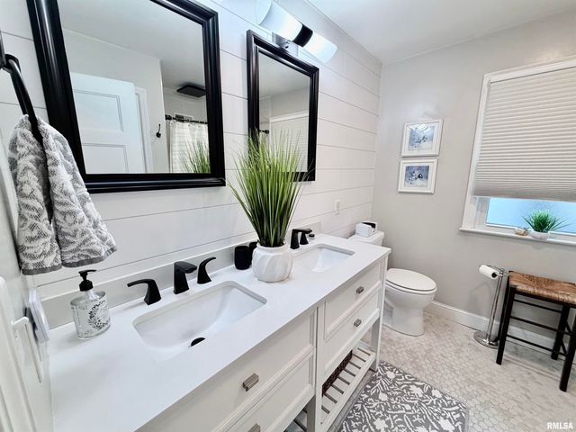 326 W KNOLL CREST Drive, Peoria, IL 61614