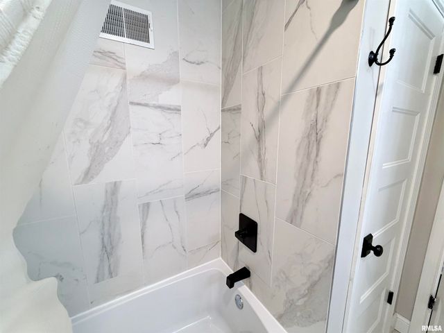 326 W KNOLL CREST Drive, Peoria, IL 61614