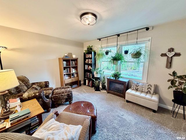 326 W KNOLL CREST Drive, Peoria, IL 61614