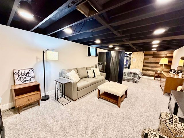 326 W KNOLL CREST Drive, Peoria, IL 61614